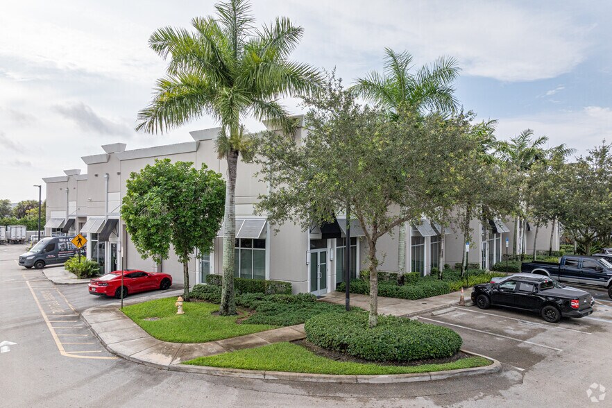 Primary Photo Of 306 International Pky, Sunrise Warehouse For Lease