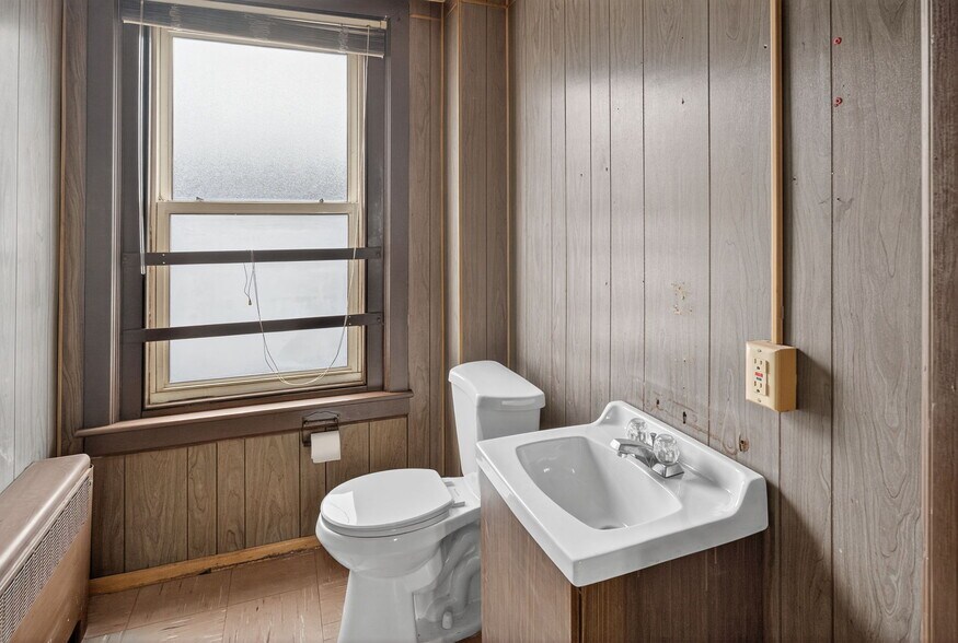 More Photos Of 1106 Broadway, Fountain Hill Office Residential For Sale