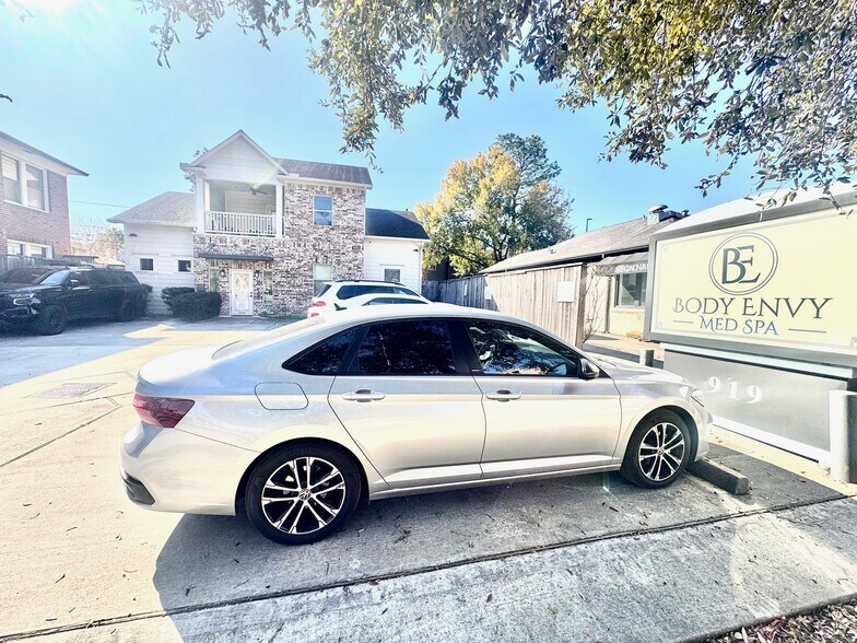 More Photos Of 919 W Gray St, Houston Office For Lease