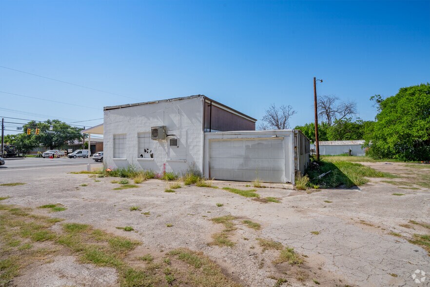 More Photos Of 600 S WW White Rd, San Antonio General Retail For Sale