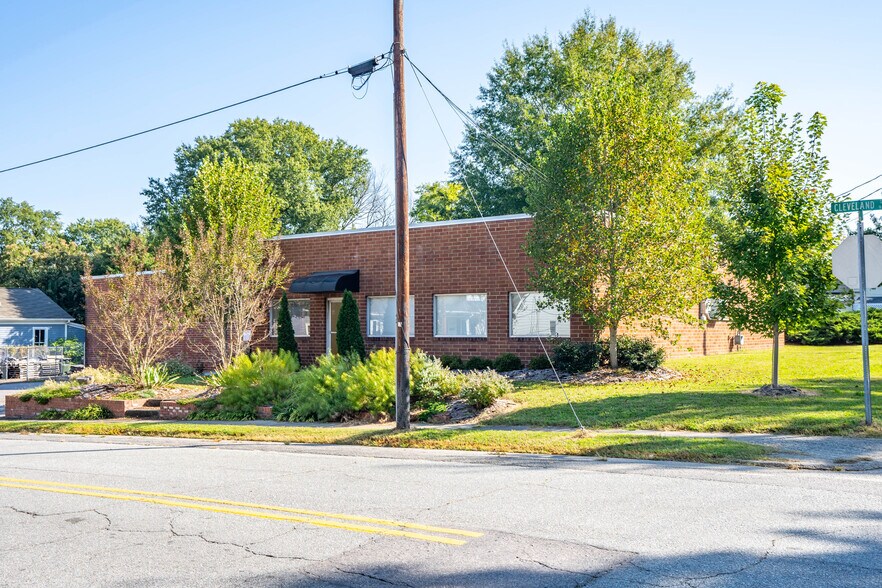 More Photos Of 902-904 Cleveland St, Durham Flex For Lease