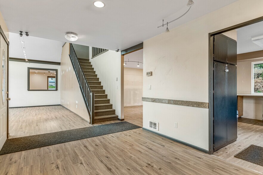 More Photos Of 712 Avenue D, Snohomish Storefront Retail Office For Sale