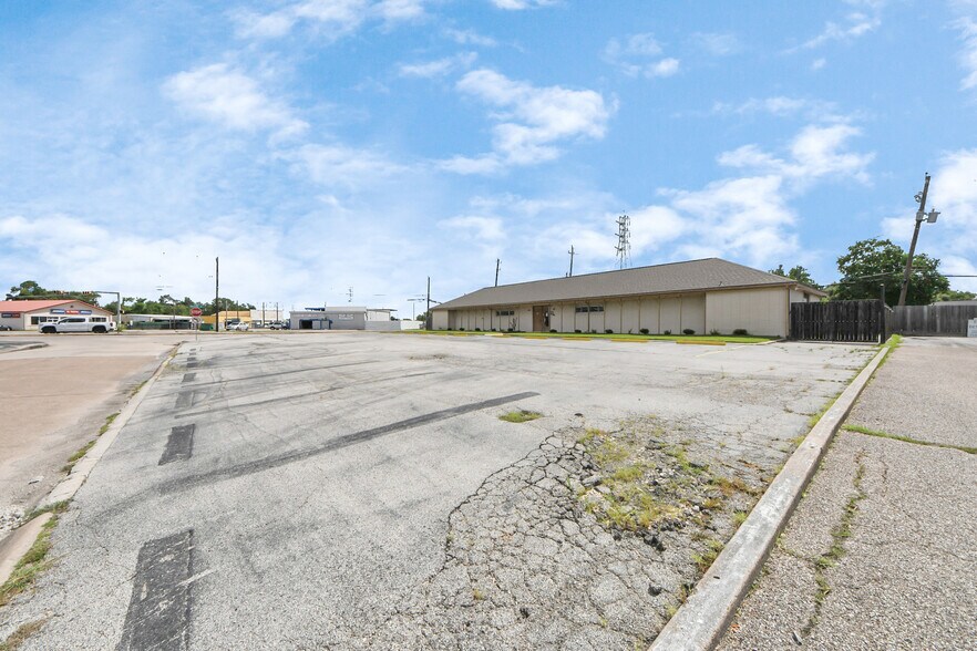 More Photos Of 2001 John St, Pasadena Office For Sale