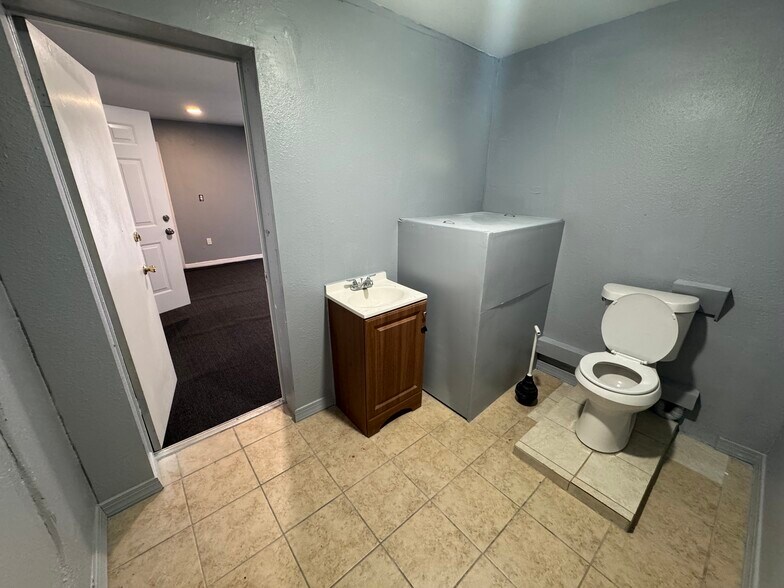 More Photos Of 11412 N Central Ave, Tampa Office For Lease