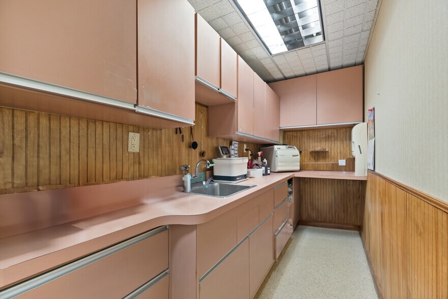 More Photos Of 9 Leonardville Rd, Middletown Medical For Lease