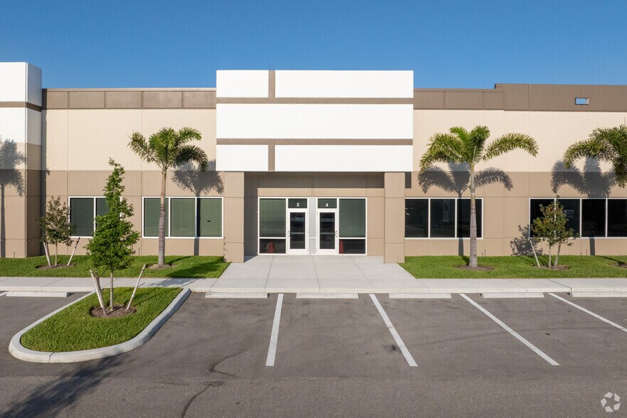 More Photos Of 9121 Centerlinks Commerce Dr, Fort Myers Warehouse For Lease