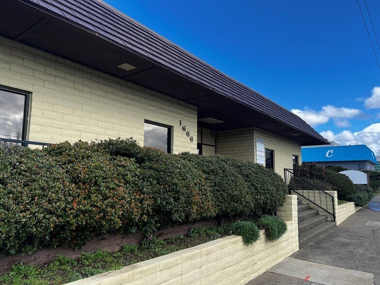 More Photos Of 1666 E Cypress Ave, Redding Office For Lease