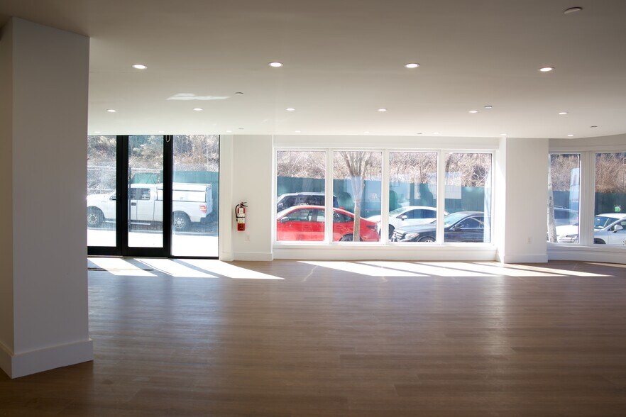 More Photos Of 160 Richmond Ter, Staten Island General Retail For Lease