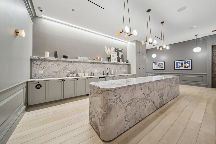 More Photos Of 33 N LaSalle St, Chicago Coworking Space