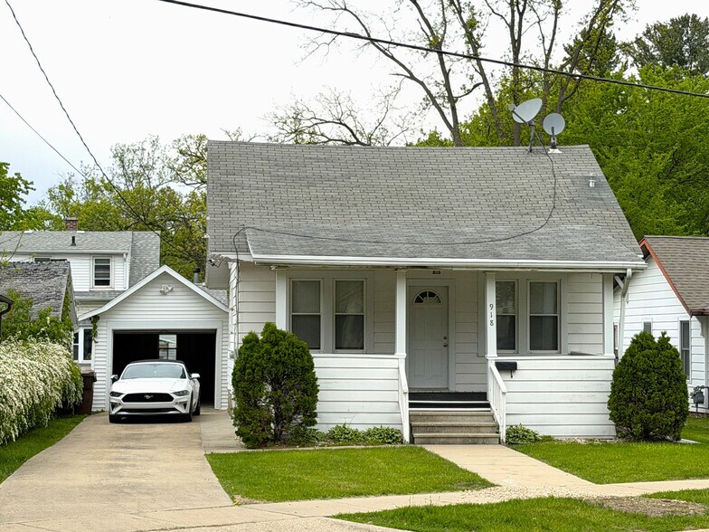 Primary Photo Of 918 Blackhawk Blvd, South Beloit Multifamily For Sale