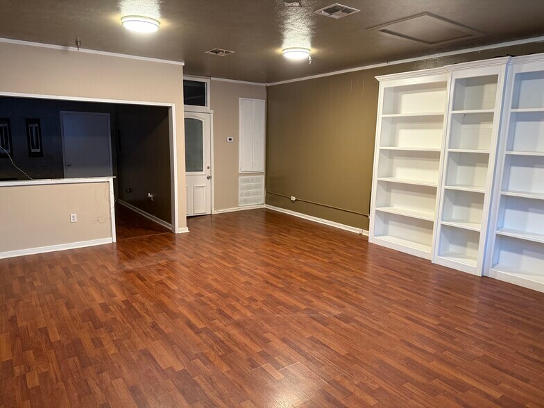 More Photos Of 221 State St, Mccomb Flex For Lease