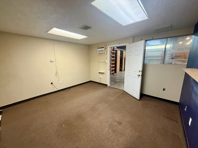 More Photos Of 204 Schilling St, Baytown Warehouse For Lease