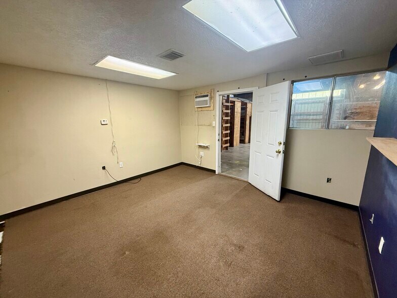 More Photos Of 204 Schilling St, Baytown Warehouse For Sale