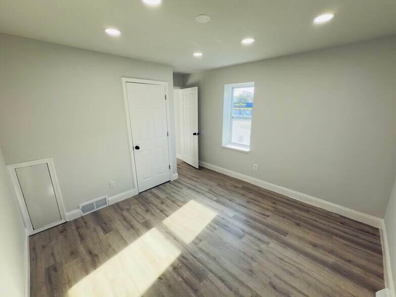 More Photos Of 5729-5731 S Beech Daly Rd, Dearborn Heights Warehouse For Sale