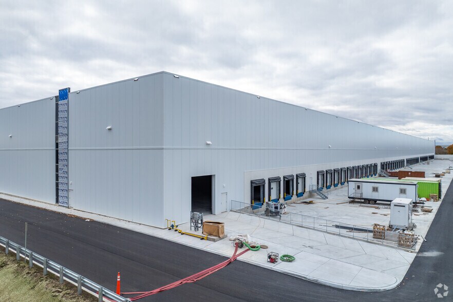 More Photos Of 22 Medicorum Pl, Hamilton Distribution For Lease