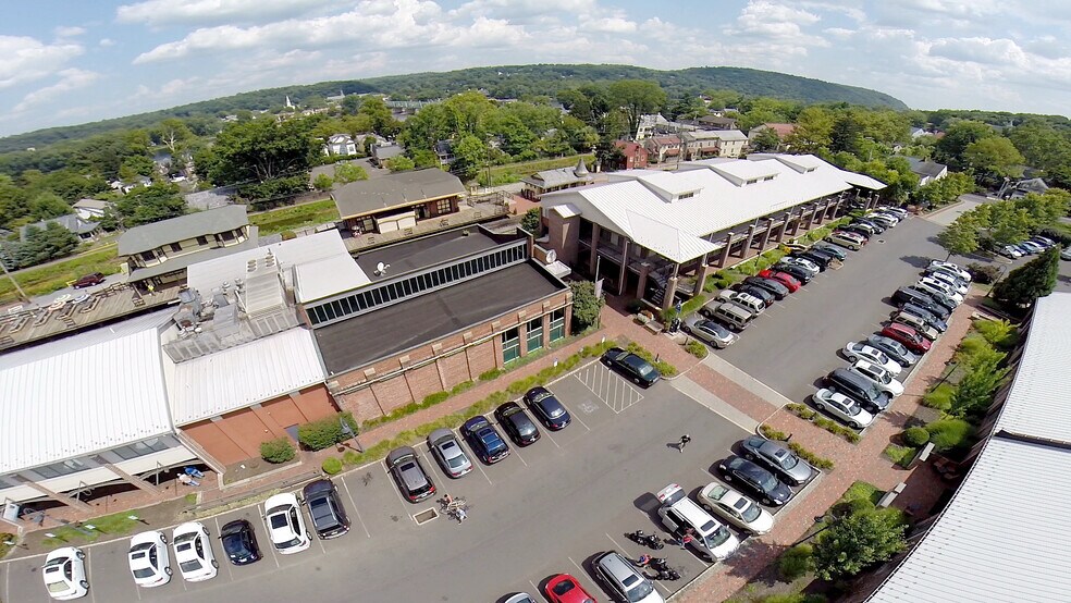 More Photos Of 400 Union Square Dr, New Hope Bar For Lease