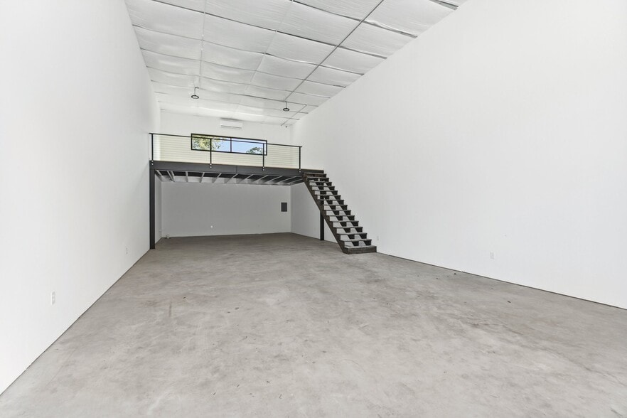 More Photos Of 12402 Malcomson Rd, Houston Self Storage For Sale