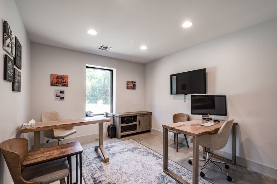 More Photos Of 12726 Moon Rd, Willis Loft Creative Space For Lease