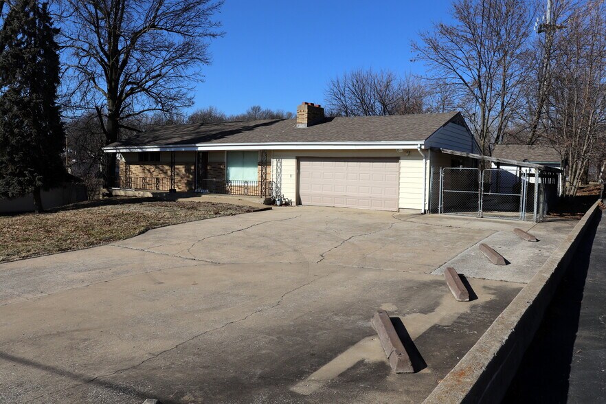 More Photos Of 12816 E 47th St S, Independence General Retail For Sale