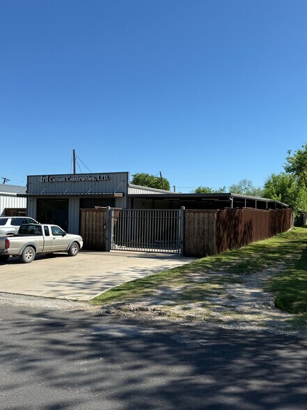 More Photos Of 504 N Breckenridge St, Ennis Warehouse For Sale