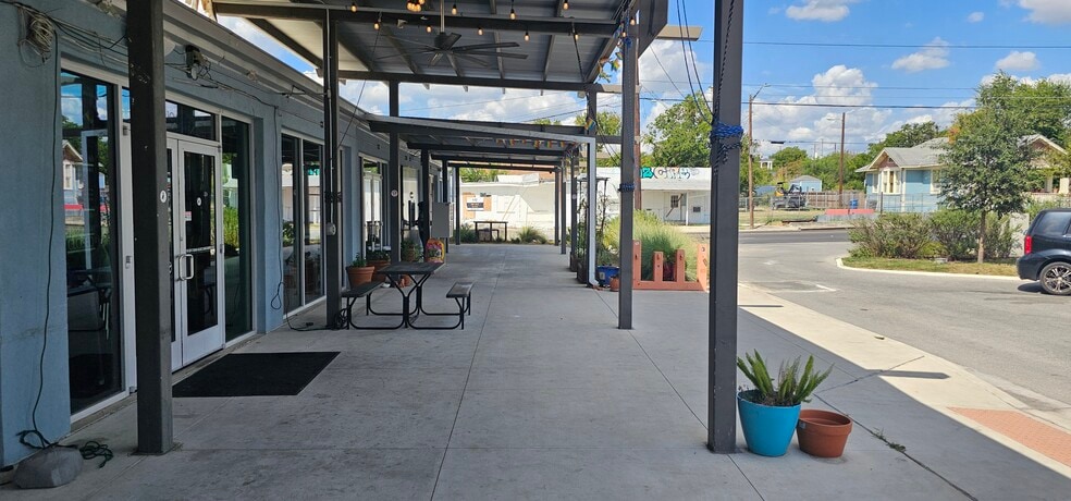 More Photos Of 1602 E Houston St, San Antonio Restaurant For Lease