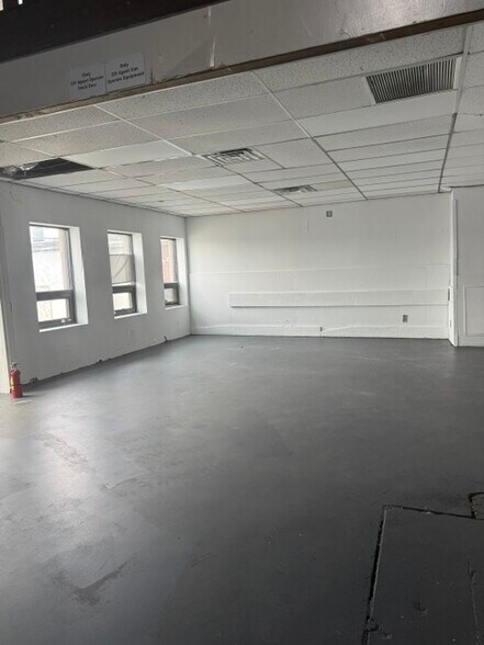 More Photos Of 220 Lawrence Ave, Lawrence Distribution For Lease