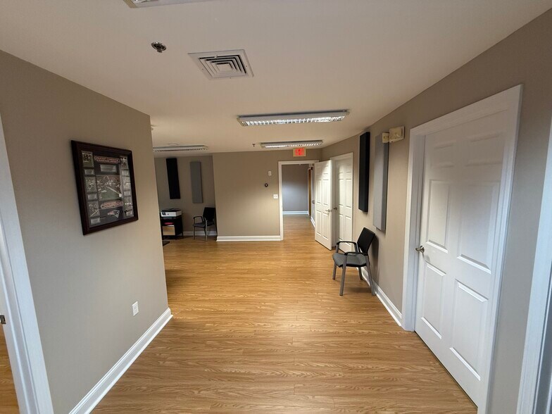 More Photos Of 127 Rockingham Rd, Windham Office For Lease