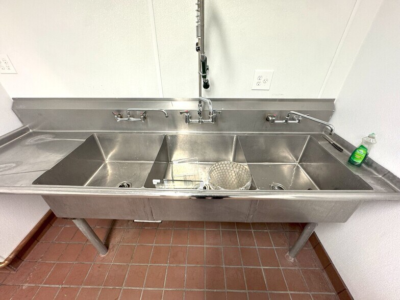 More Photos Of 100-112 W 9th St, Los Angeles Office For Lease