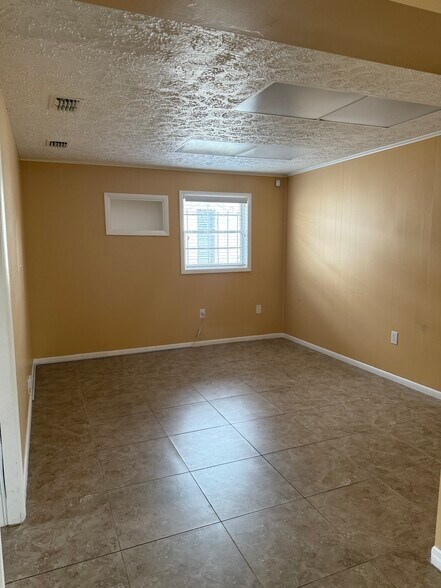 More Photos Of 1905 W Baker St, Plant City Office For Lease