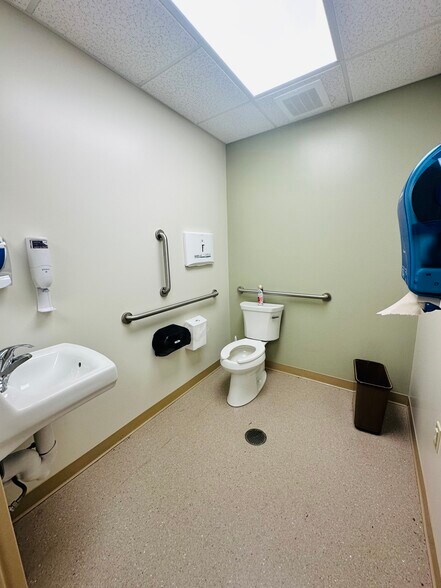 More Photos Of 206 W Main St, New London Medical For Sale