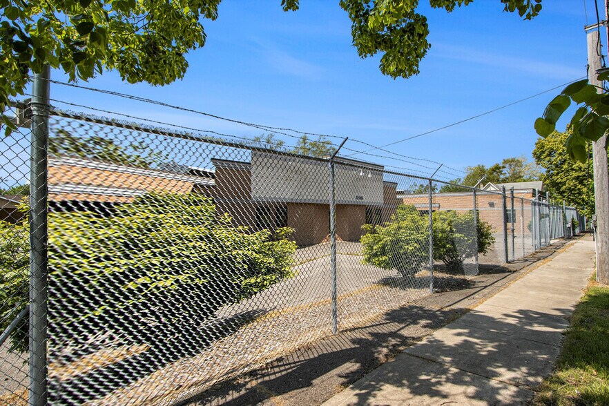 More Photos Of 1206 E Crosstown Pky, Kalamazoo Manufacturing For Lease