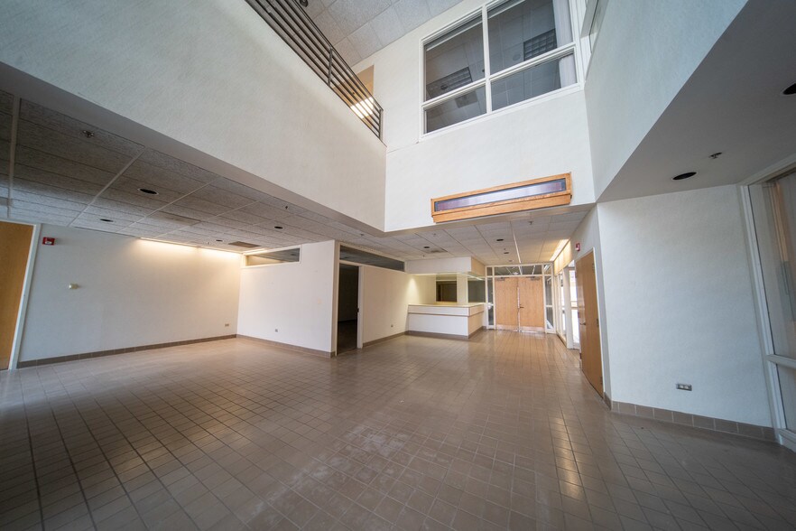 More Photos Of 1849 W Maple Rd, Troy Office For Lease