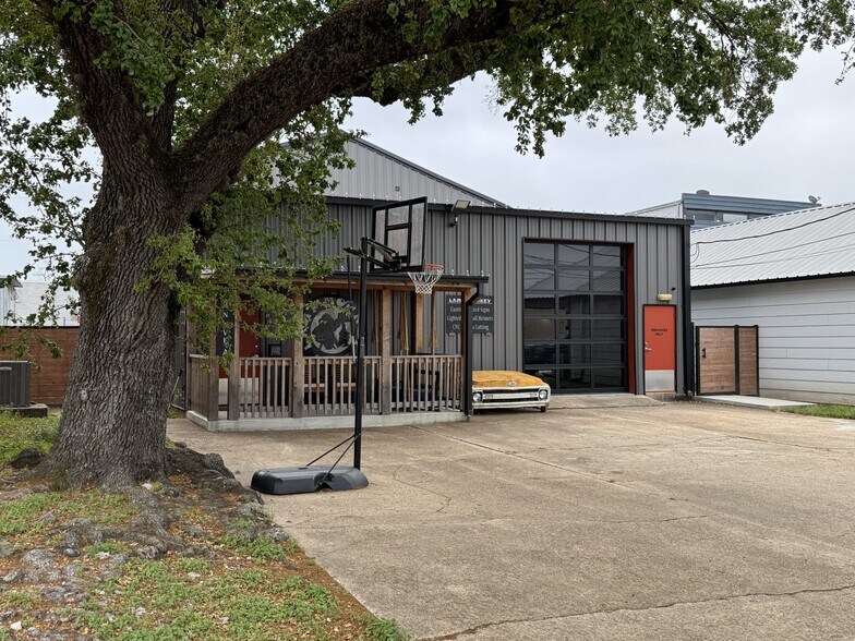 Primary Photo Of 112 N Avenue A, Humble Light Distribution For Sale