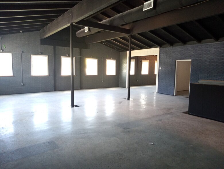More Photos Of 10201 Abercorn St, Savannah Bar For Lease