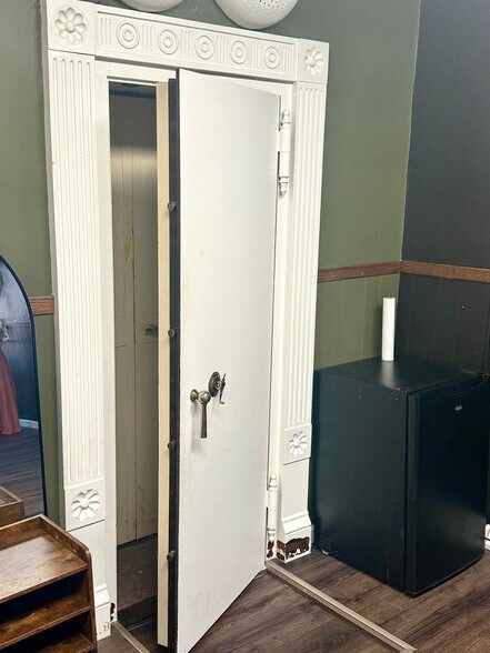 More Photos Of 113 Broadway St, Carson Storefront For Sale