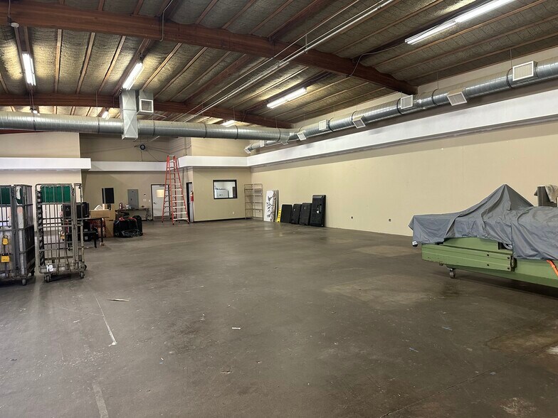 More Photos Of 19779 Bahama St, Northridge Warehouse For Lease
