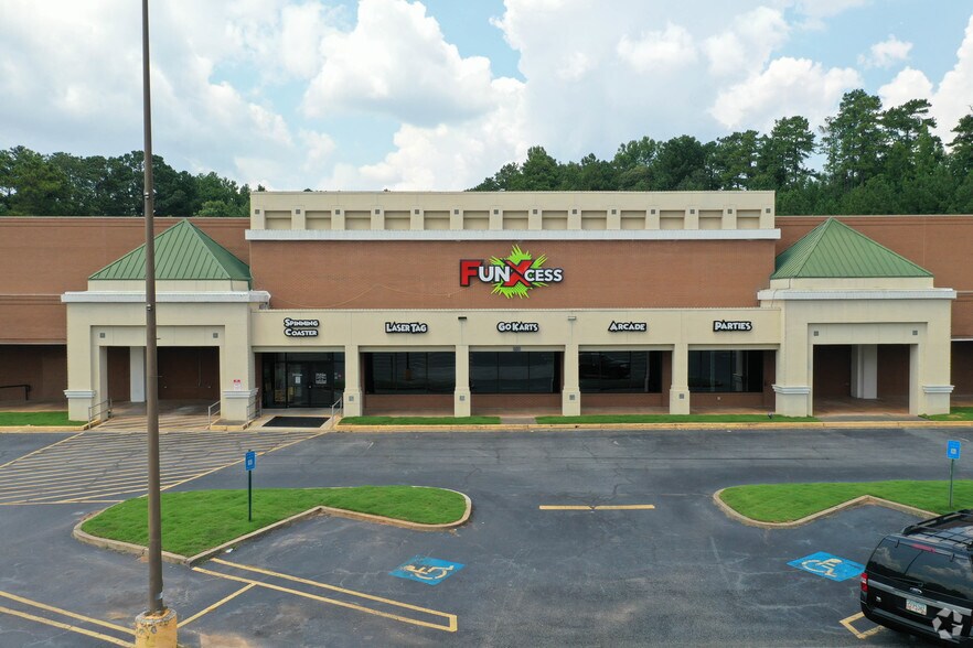 More Photos Of 7984-8044 Rockbridge Rd, Lithonia Unknown For Lease