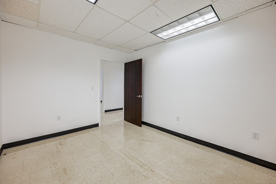 More Photos Of 20 Willow Springs Cir, York Warehouse For Lease