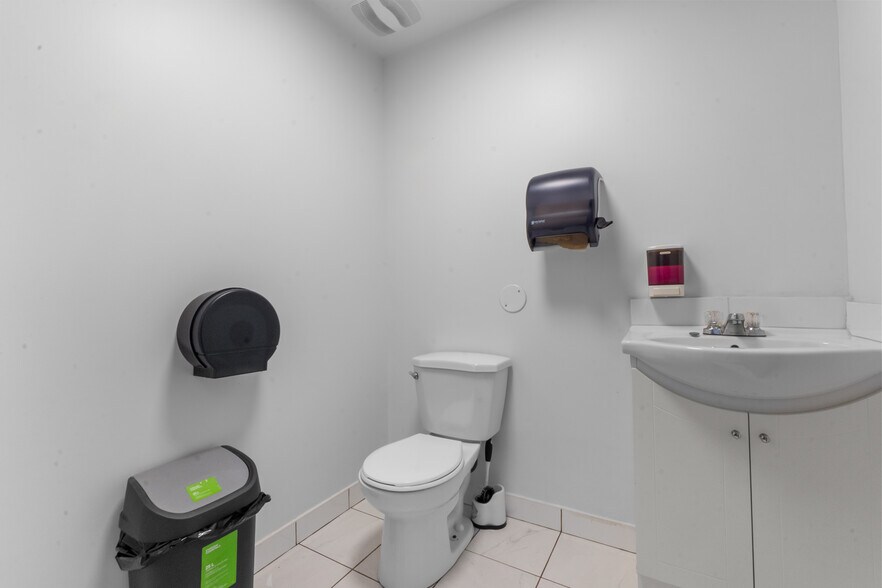 More Photos Of 609-649 Montée De Liesse, Saint-Laurent Warehouse For Sale