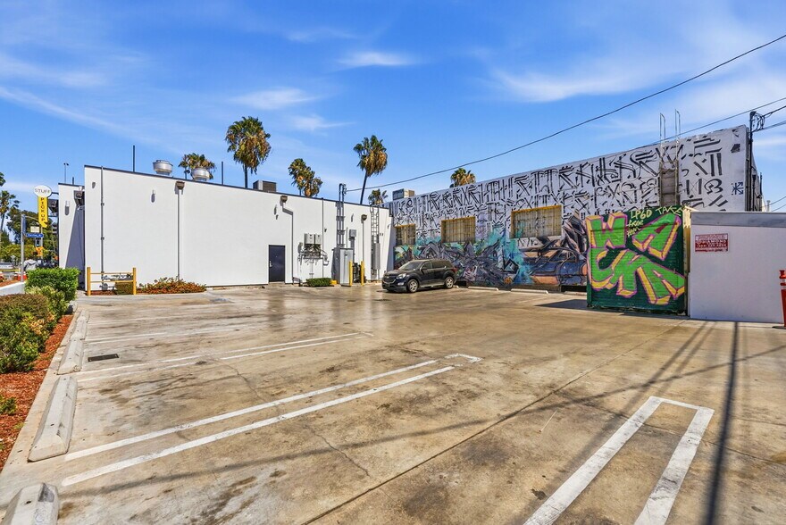 More Photos Of 465 N Fairfax Ave, Los Angeles Fast Food For Lease