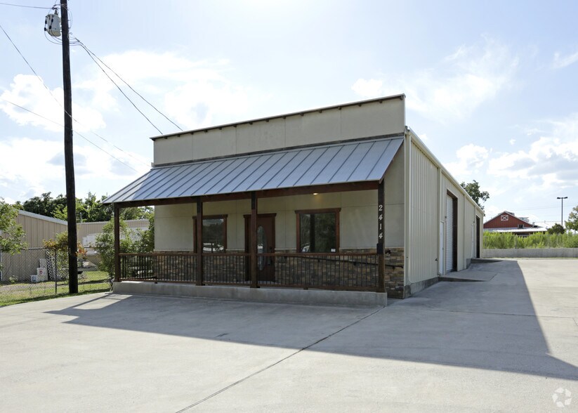 More Photos Of 2414 Commerce St, Marble Falls Warehouse For Lease