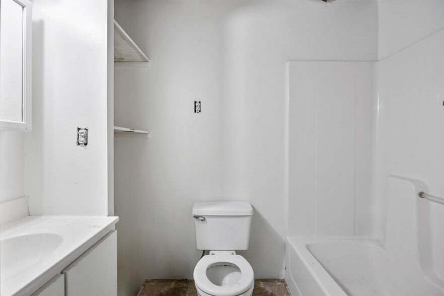 More Photos Of 1118 Broadway, Albany Bar For Sale