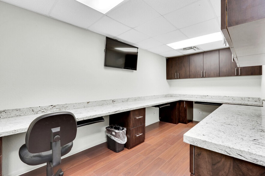 More Photos Of 2240 Palm Beach Lakes Blvd, West Palm Beach Office For Sale