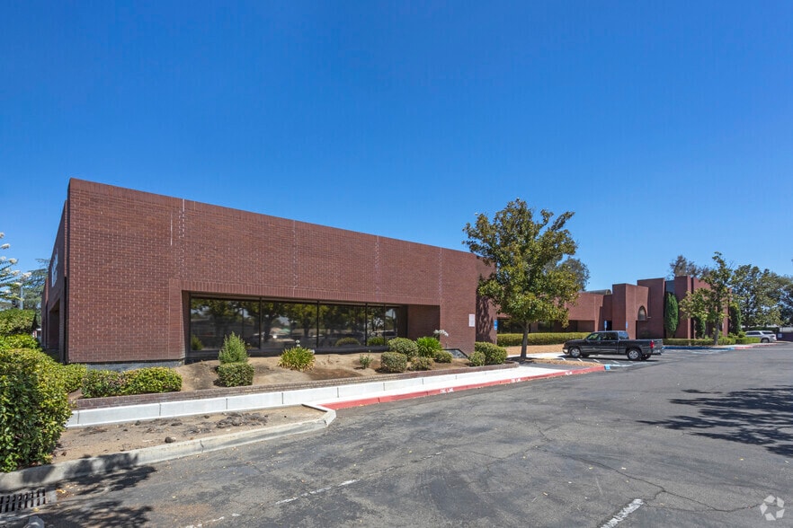 Primary Photo Of 3610-3650 E Ashlan Ave, Fresno Office For Lease