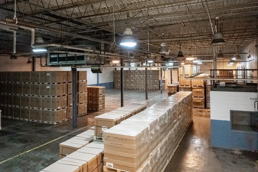 More Photos Of 200 Universal Dr, Centerville Distribution For Lease