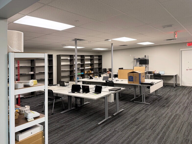 More Photos Of 11000 Lakeview Ave, Lenexa Light Distribution For Sale