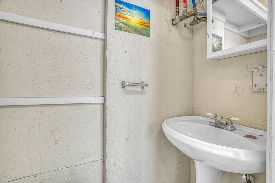 More Photos Of 1222 NW Cache Rd, Lawton Office For Sale