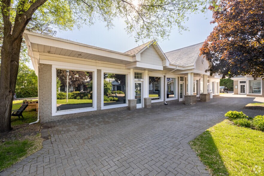 More Photos Of 395 Ch De La Grande-Côte, Rosemère Office For Lease