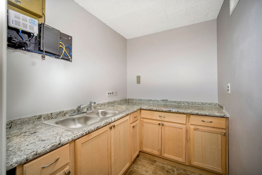 More Photos Of 2198 Losantiville Ave, Cincinnati Storefront Retail Office For Lease