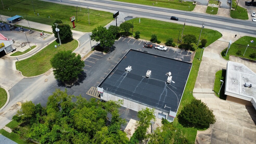 More Photos Of 1935 N Market St, Shreveport Freestanding For Sale